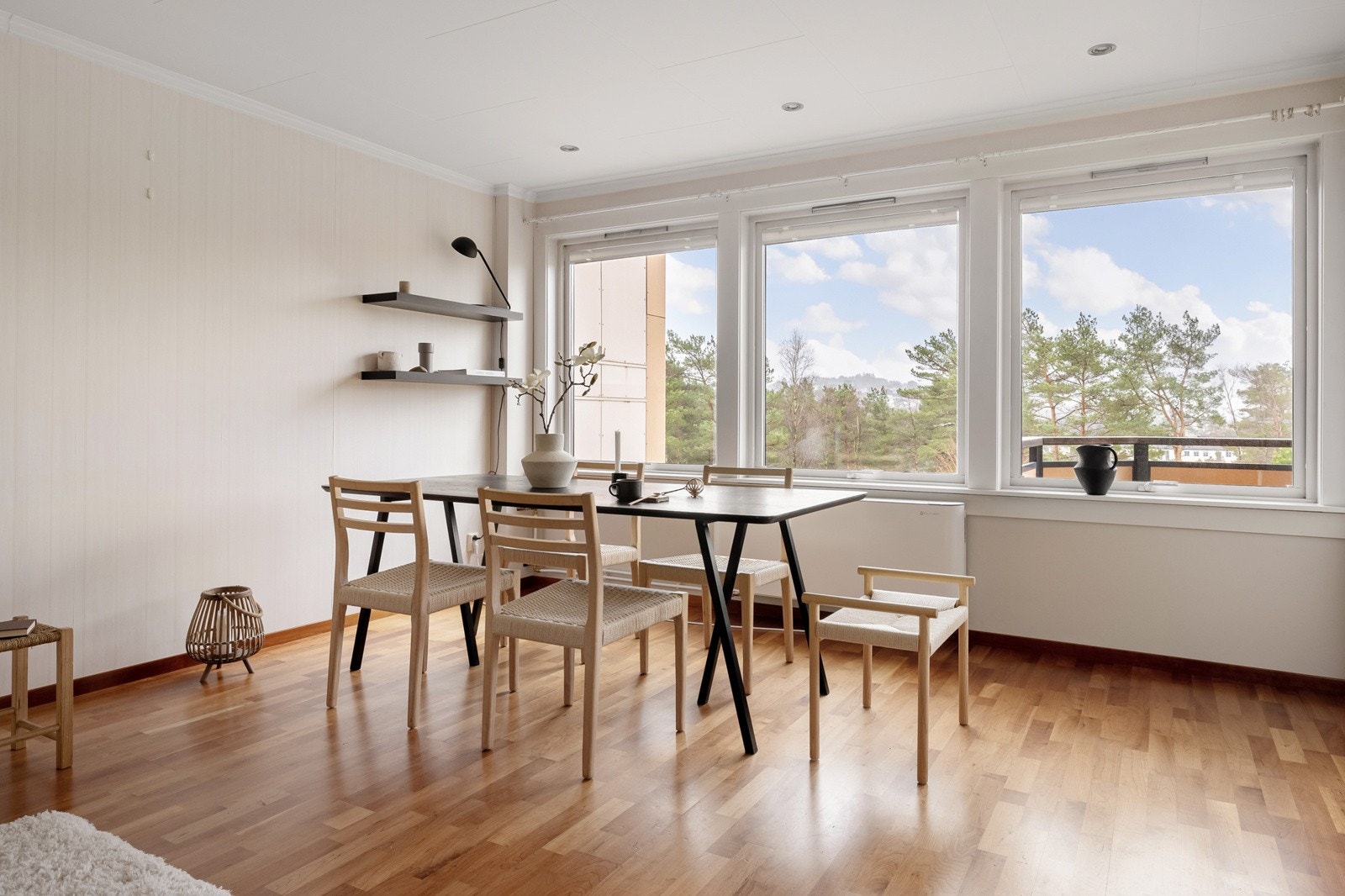 Her er det god plass til å innrede både med sittegruppe og spisegruppe etter ønske. Galleribilde