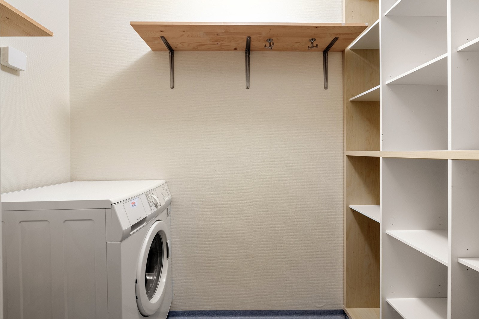 Leiligheten har også et eget praktisk vaskerom, som gjør klesvasken litt lettere. Galleribilde