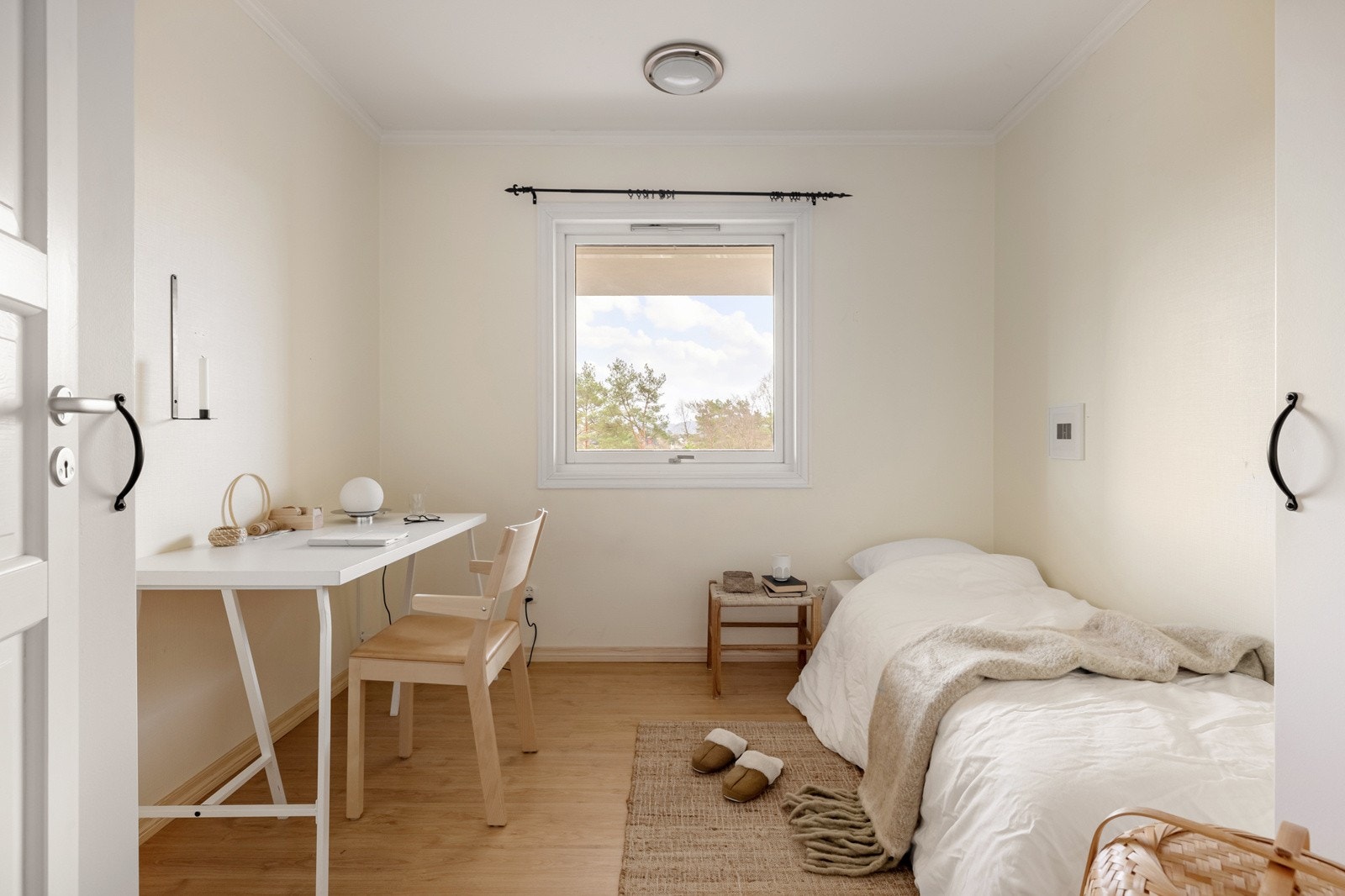 Soverommet har god plass til seng, nattbord, garderobe og skrivepult om man ønsker det. Galleribilde