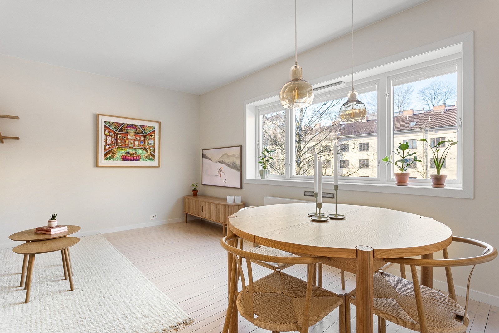 Leiligheten har gjennomgått omfattende oppgraderinger, hvor blant annet kjøkkenet er flyttet til stuen, alle elektriske installasjoner er fornyet med nytt sikringsskap, og overflater i alle rom er pusset opp. Galleribilde