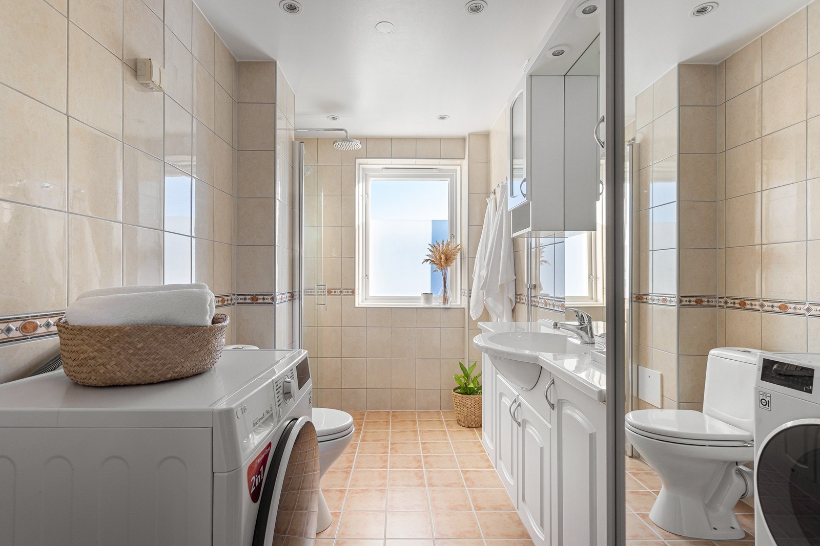 Leiligheten er tilkoblet felles varmtvann. LG vaskemaskin med tørkefunksjon kan medfølge etter avtale. Galleribilde