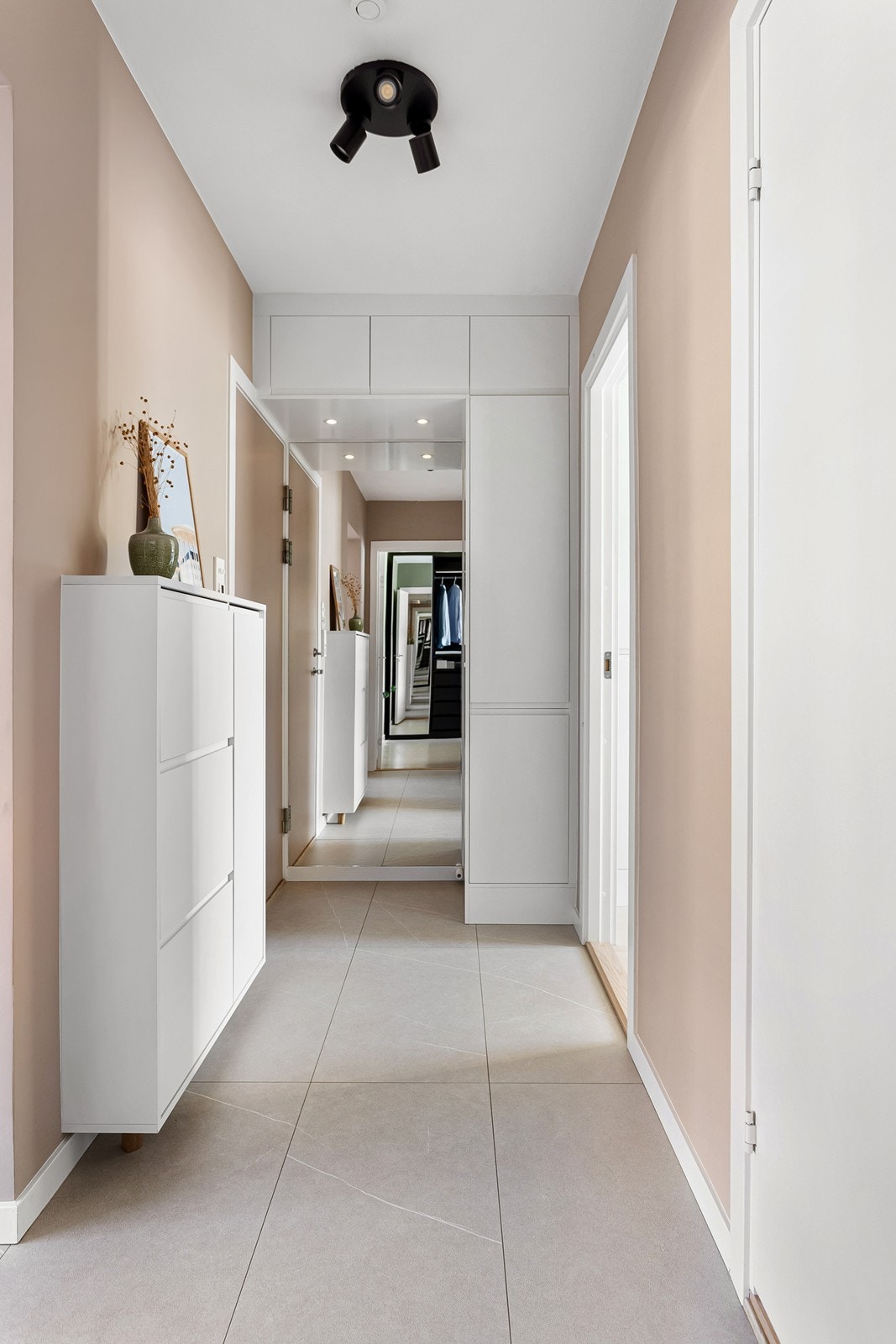 Gulvene i entré og gjesterom ble avrettet i 2022. Entréen har varmekabler. Galleribilde