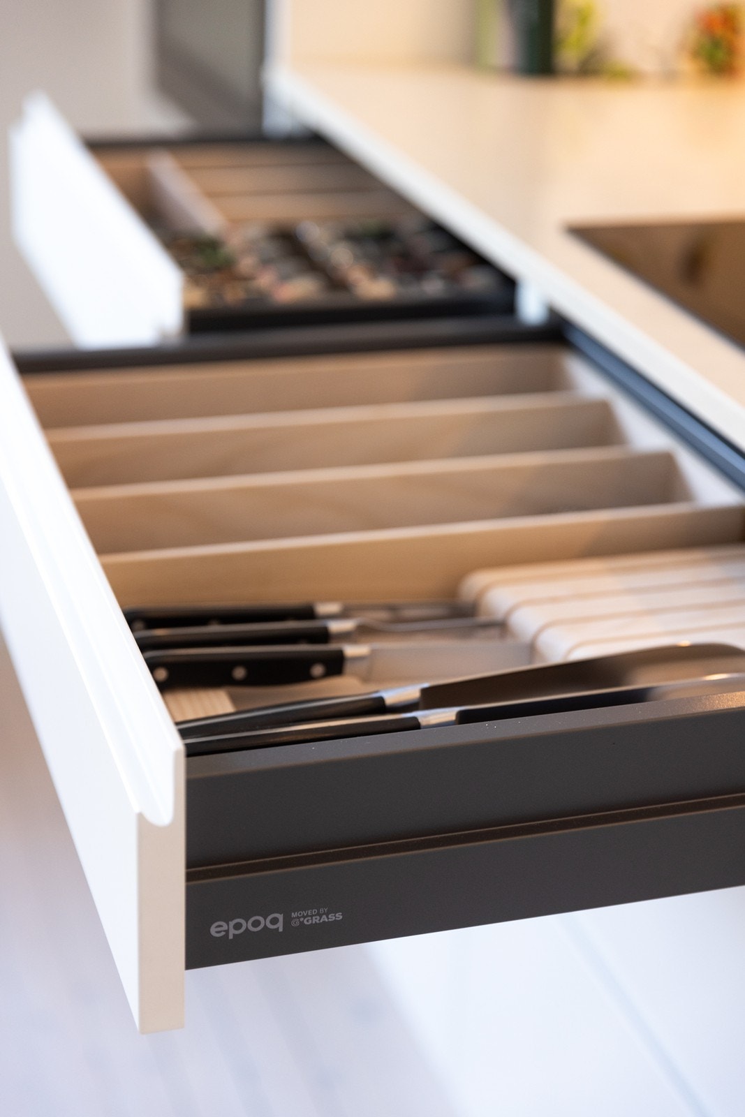 Praktiske skuffedelere og sklimatter i kjøkkenskuffene. Galleribilde