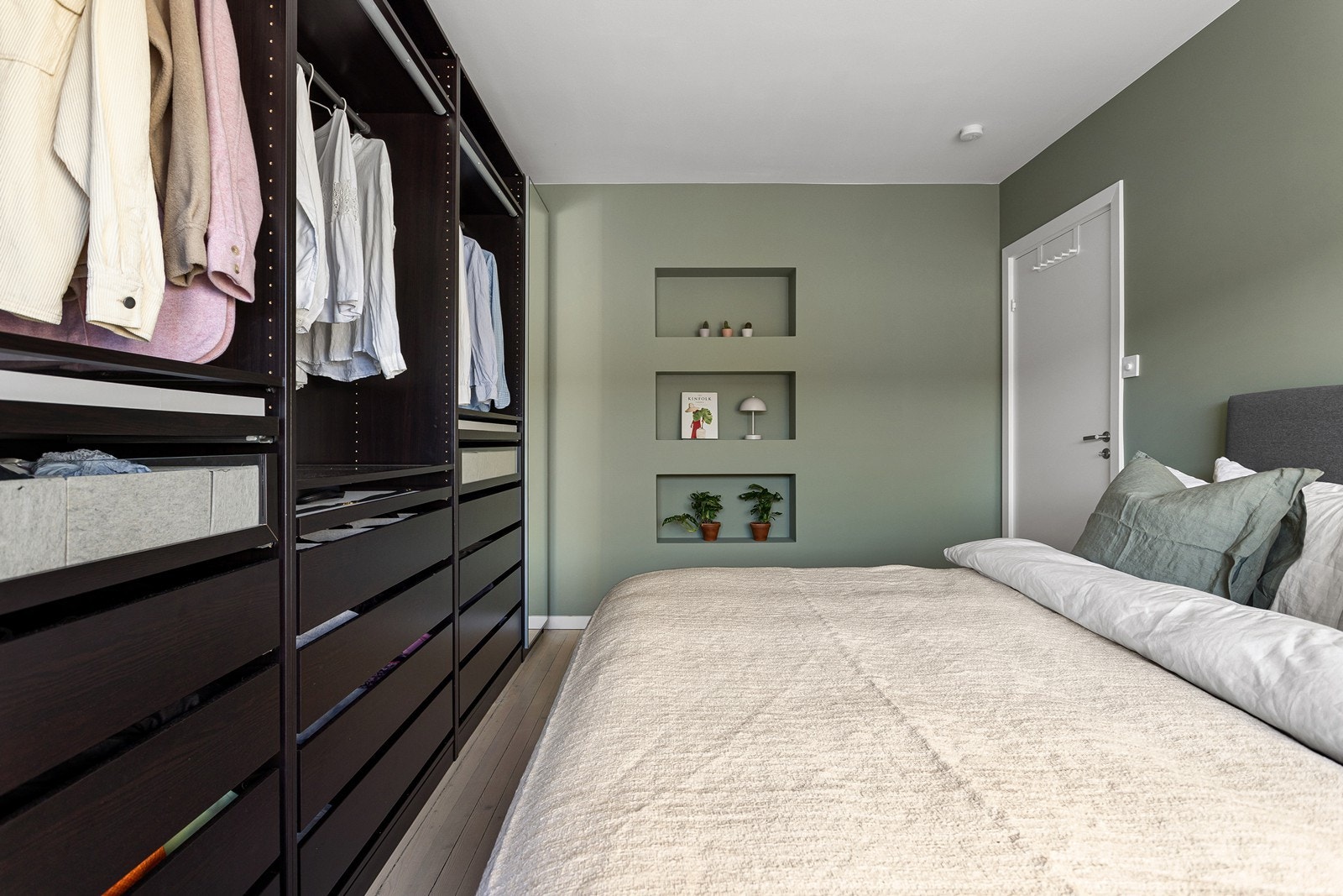 Fine innebygde hyller i vegg. Galleribilde