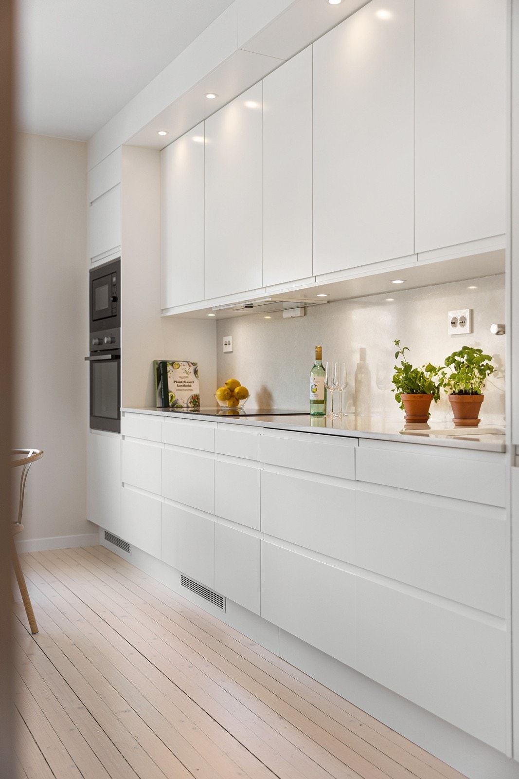 Det er integrerte hvitevarer fra Electrolux, inkludert oppvaskmaskin, mikro, stekeovn og platetopp, samt kjøl/frys fra Ikea og avtrekksvifte fra Witt. Galleribilde