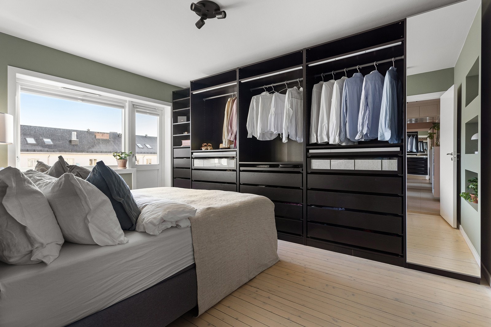 Stort hovedsoverom med rikelig oppbevaringsplass. Galleribilde