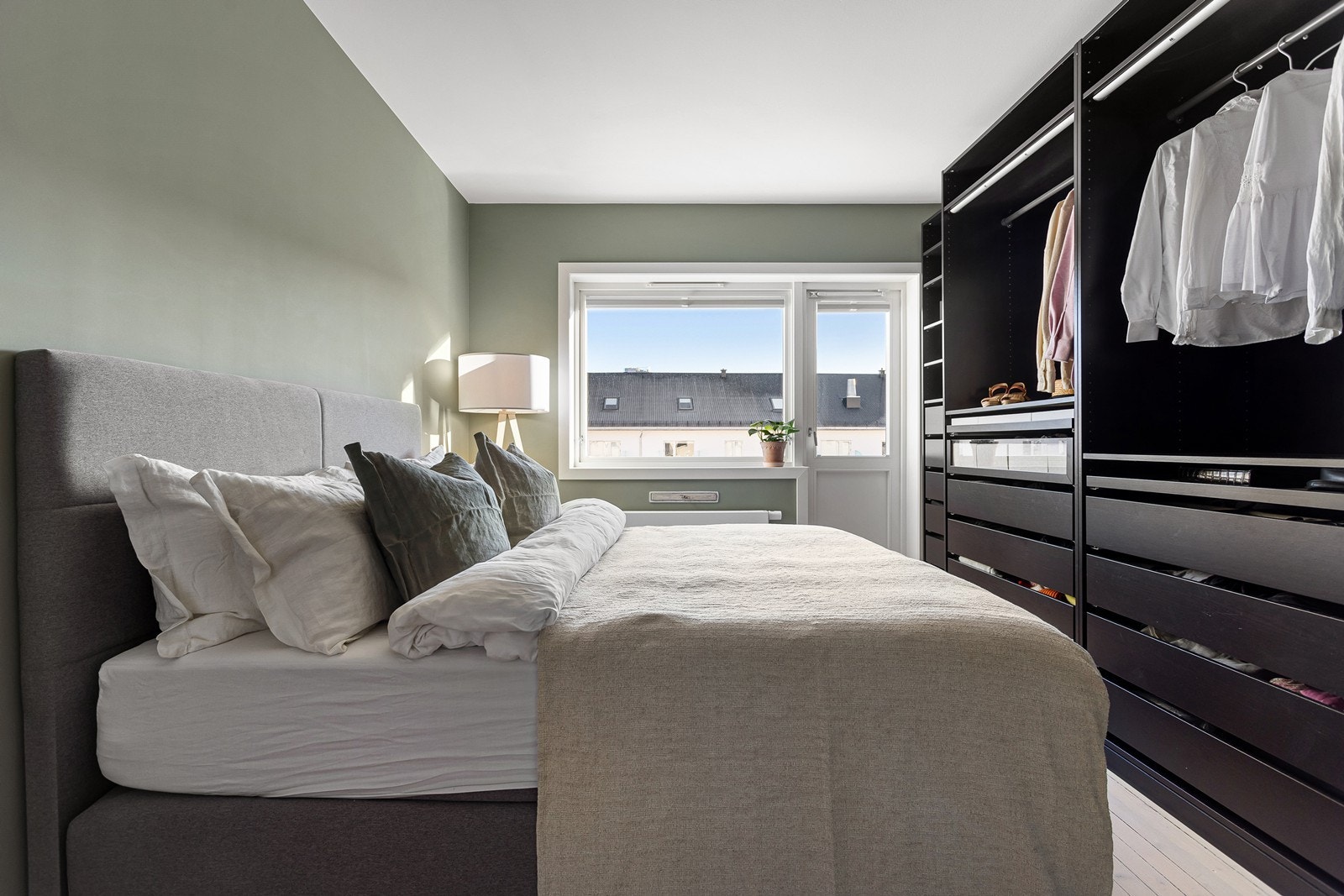 Behagelig hovedsoverom med god plass til stor dobbeltseng. Galleribilde