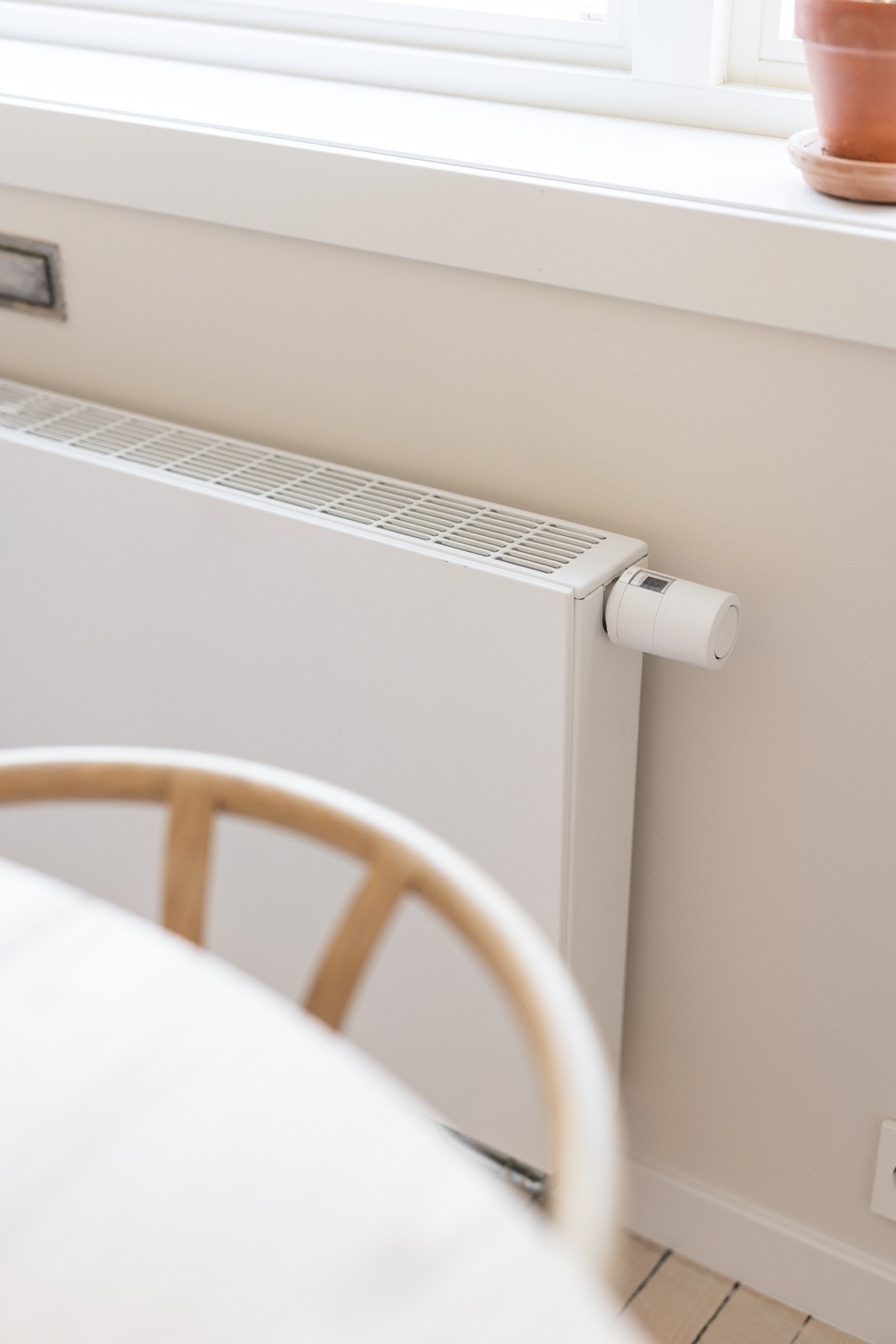 Oppvarming skjer via radiatorer med appstyrt varmekontroll og det er gulvvarme i entré og på bad. Galleribilde