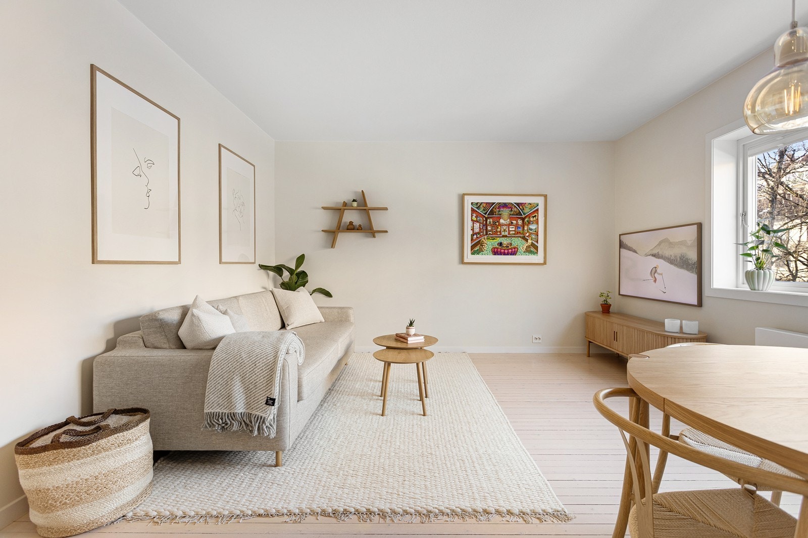 Boligen ligger i 2. etasje, og oppleves som svært tiltalende med et gjennomført design. Galleribilde