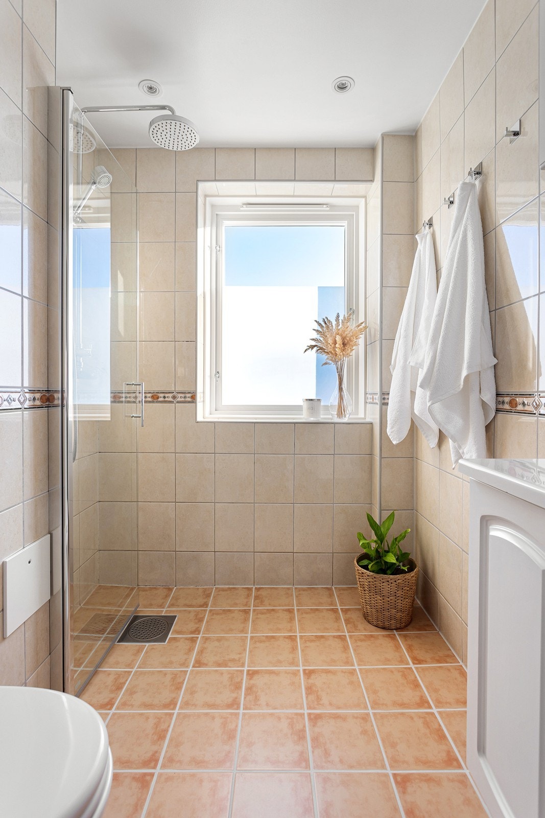 Badet ble pusset opp i regi av borettslaget i 2006, og selger innehar garantibevis fra utførende entreprenør. Galleribilde