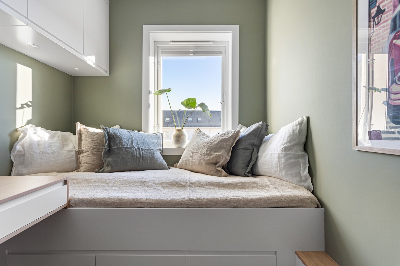 Den plassbygde innredningen er i samme stil som kjøkkenet. Galleribilde