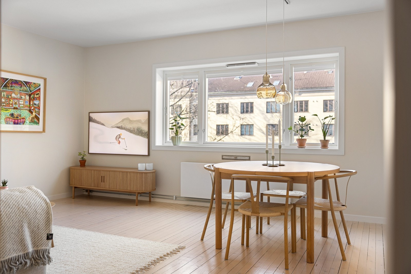 I regi av sameiet ble det installert nye vinduer i 2024, og fasaden ble utbedret. Det er plissegardiner på alle vinduer. Galleribilde