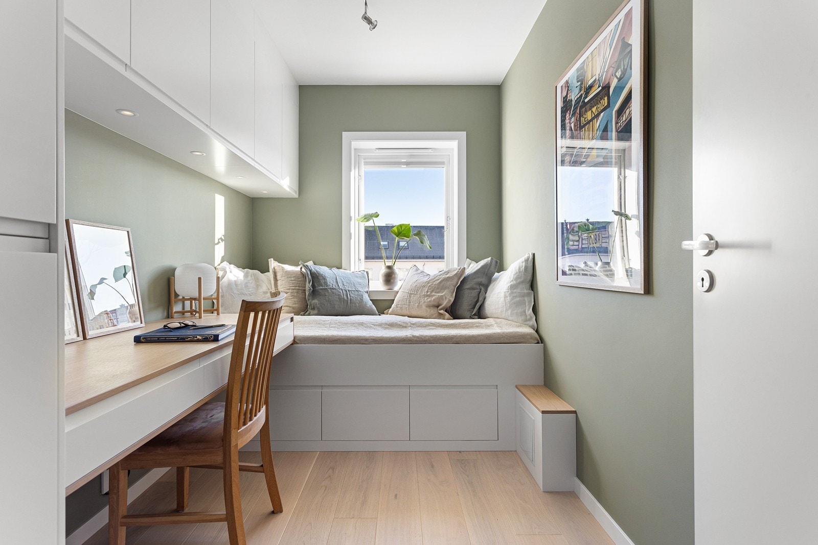 Soverom II har plassbygd seng, kontorpult og skap. Galleribilde