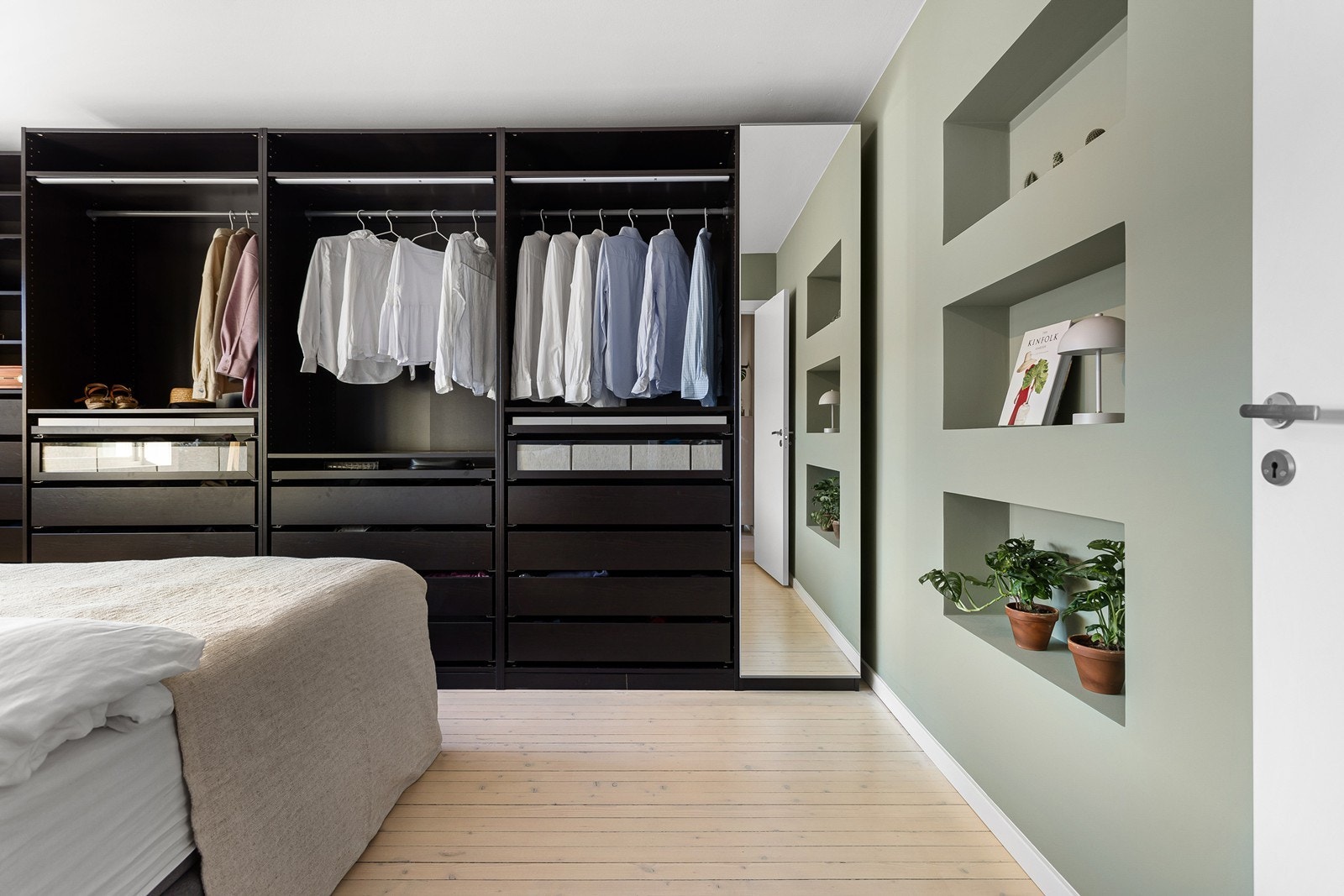 Ekstra lagringsplass i både loft- og kjellerbod på hhv. 10 kvm og 7 kvm. Galleribilde