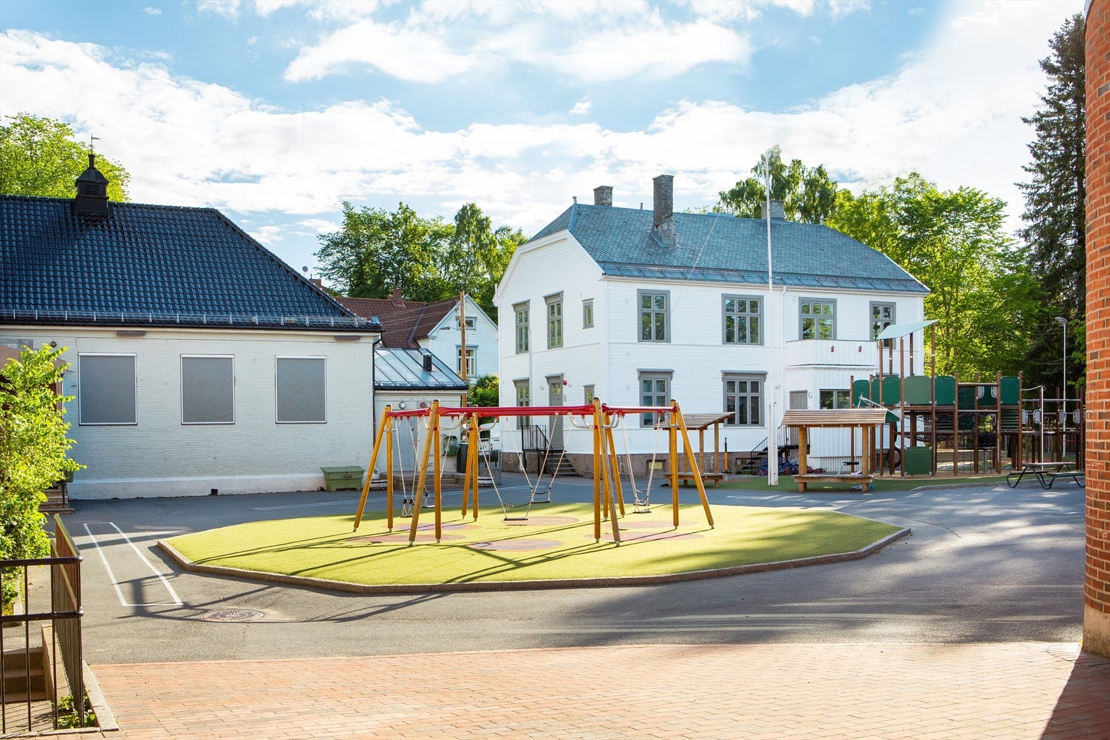 Vinderen barneskole ca. 3 minutters gange fra boligen. Galleribilde