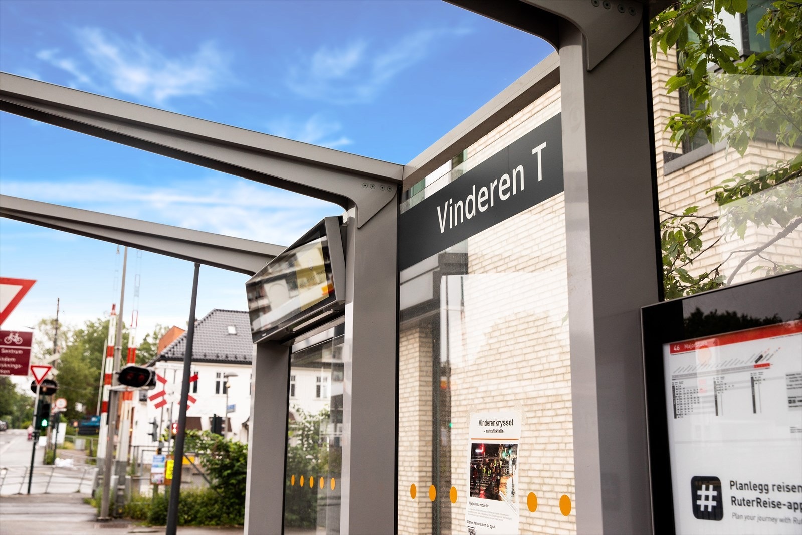 Det går hyppig buss og t bane avganger fra Vinderen Galleribilde