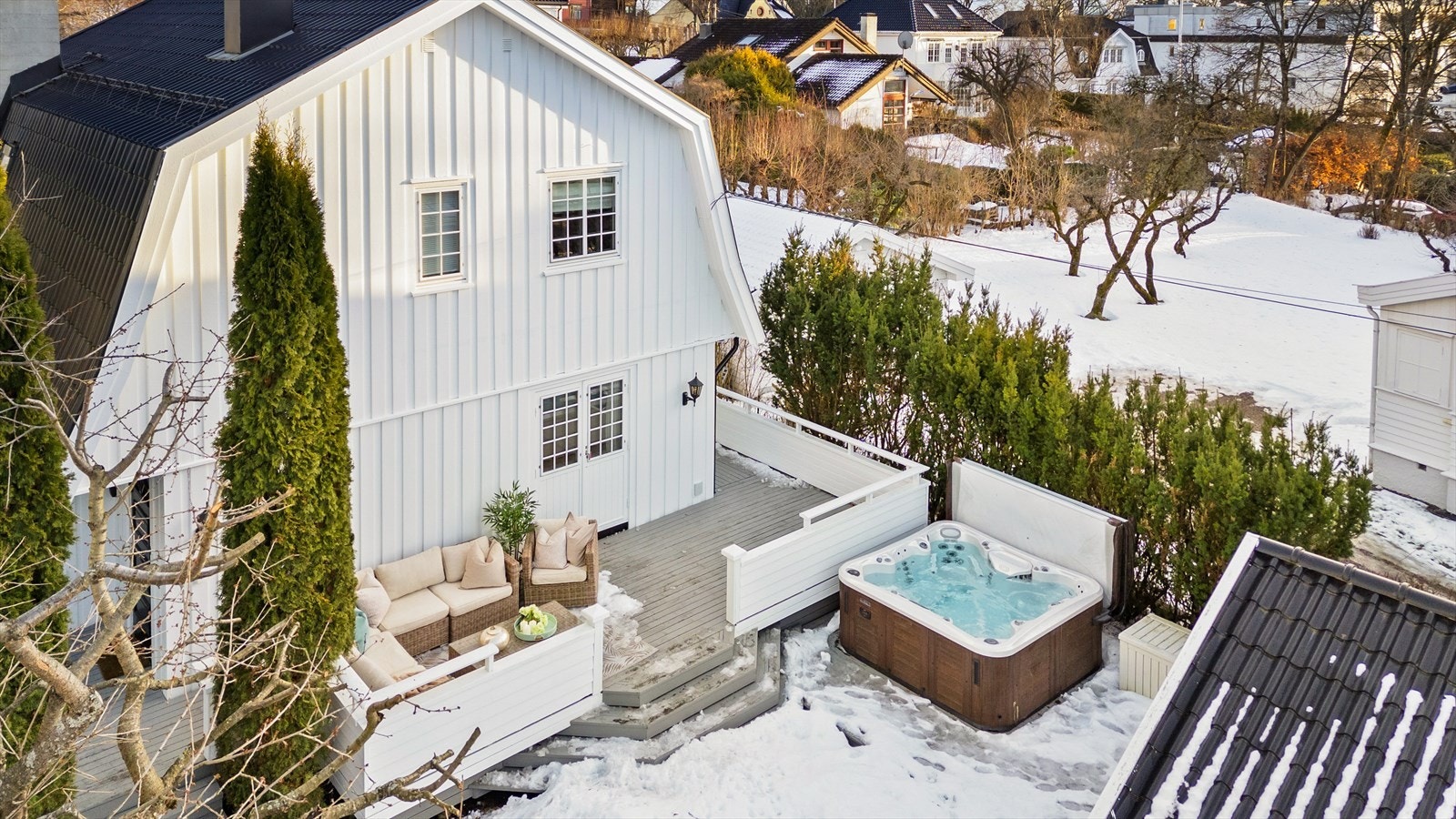 Uteområdet er fantastisk, med en romslig terrasse og hage på begge sider av eiendommen som gir god plass til både trampoline og annet hagemøblement Galleribilde