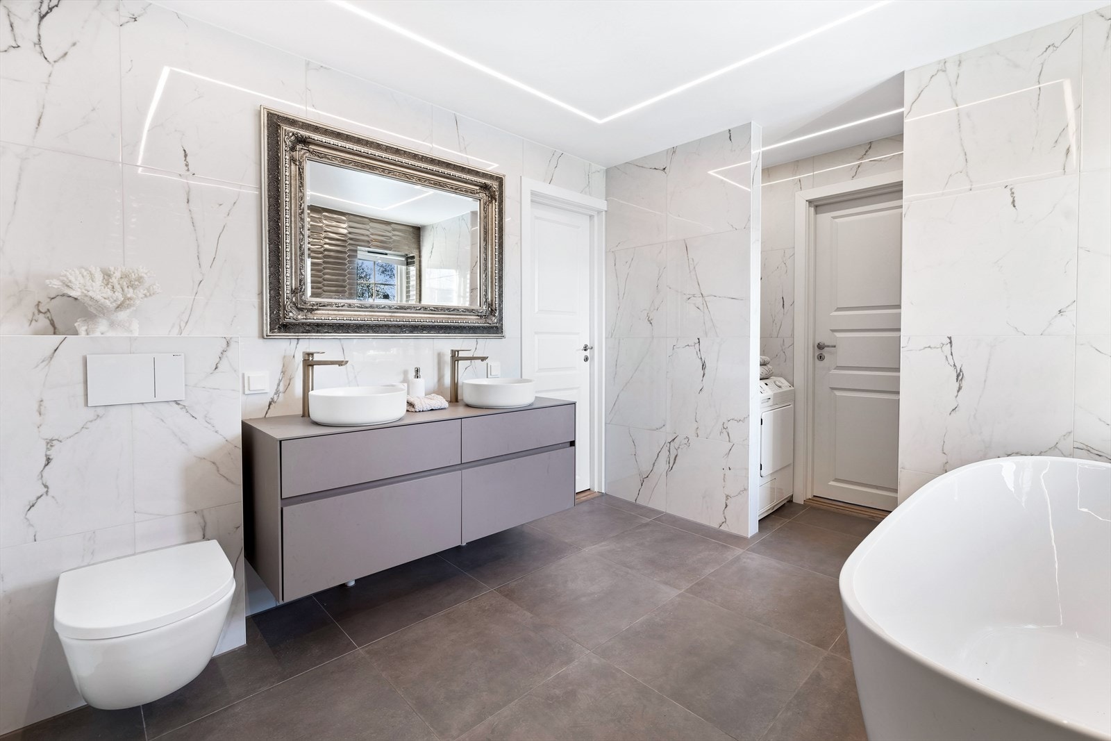 Badet er ellers utstyr med varme i gulv, naturlig avtrekk, opplegg for vaskemaskin og servantskap med dobbel vask Galleribilde