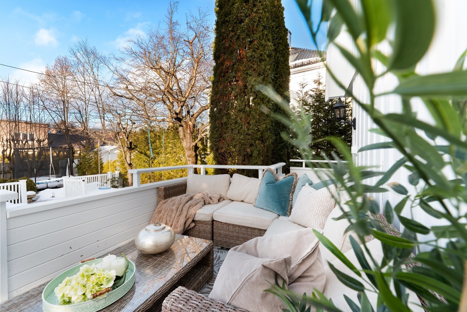 Stor og oppbygd terrasse med god plass til hagemøblement Galleribilde