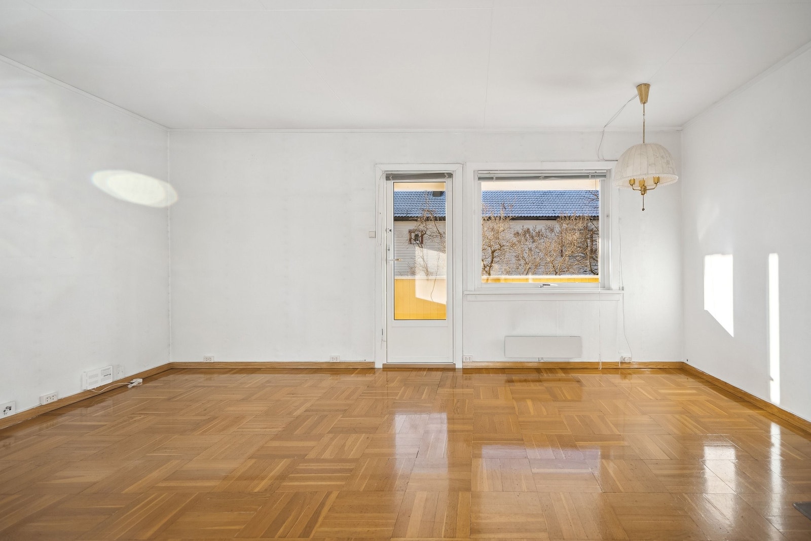 Boligen har en romslig stue med plass til både spisebord og sofagruppe Galleribilde