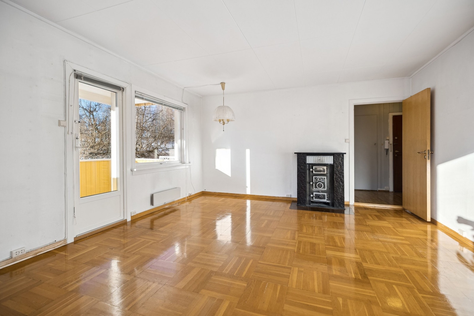 Fra stuen har du utgang til en solrik balkong Galleribilde