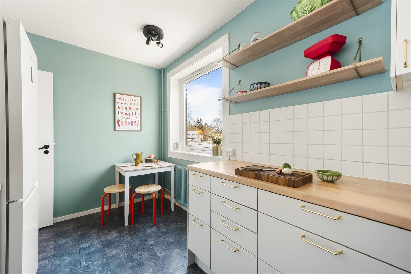 Hvitevarene er frittstående, og består av komfyr, oppvaskmaskin og kjøleskap. Blandebatteriet på kjøkkenet har uttrekk. Galleribilde