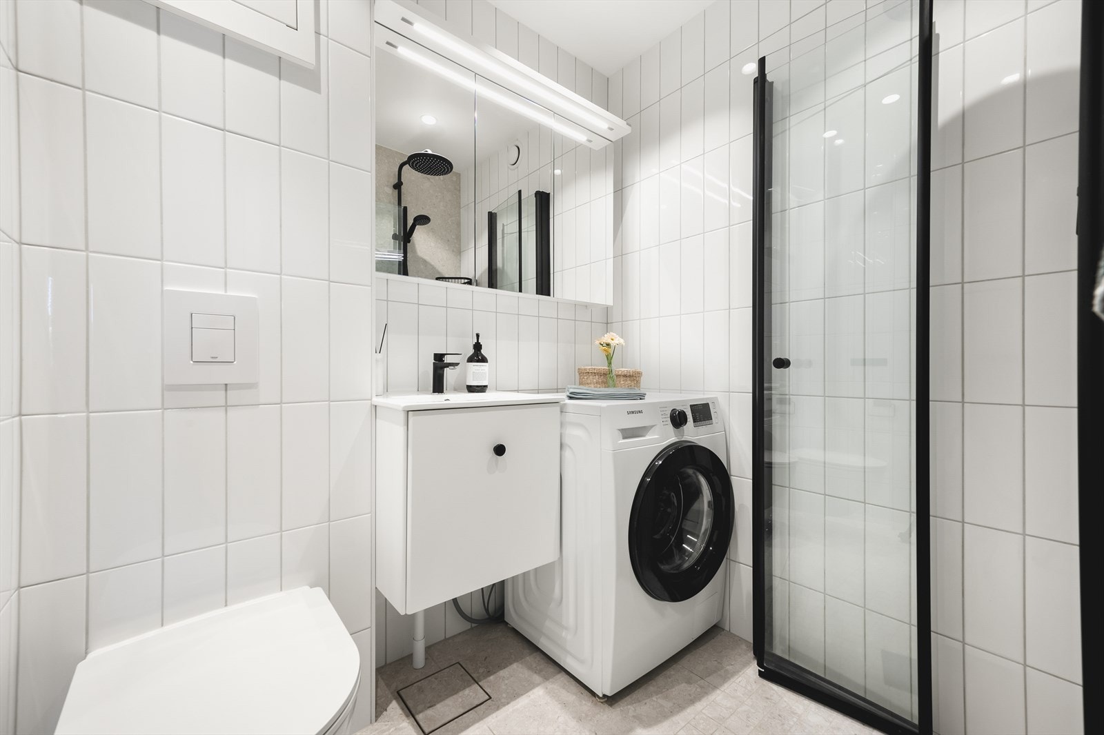 Delikat bad som ble pusset opp i desember 2021. Badet ble totaloppusset i regi av Pro VVS Oslo AS. Det er opplegg for vaskemaskin (som medfølger). Galleribilde
