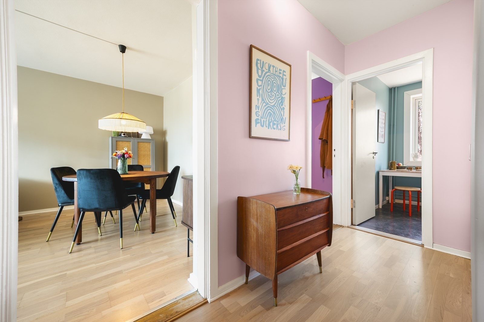 Det er god plass til knagger, skohylle og innebygd skap for oppbevaring av yttertøy. Galleribilde