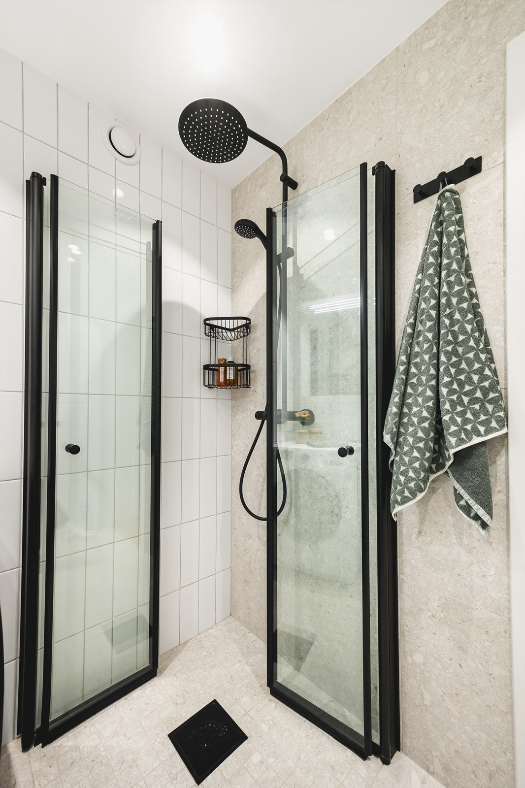 Badet er innredet med vegghengt toalett, dusjhjørne med svingbare glassdører og baderomsinnredning med servant nedfelt i innredning, speil m/lys og skuffer. Galleribilde