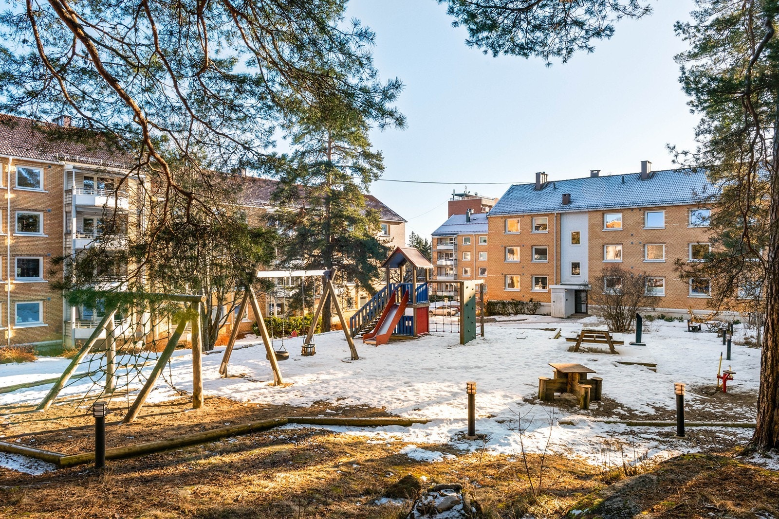 Pent opparbeidet fellesarealer med lekeplasser, sittegrupper og gangveier Galleribilde