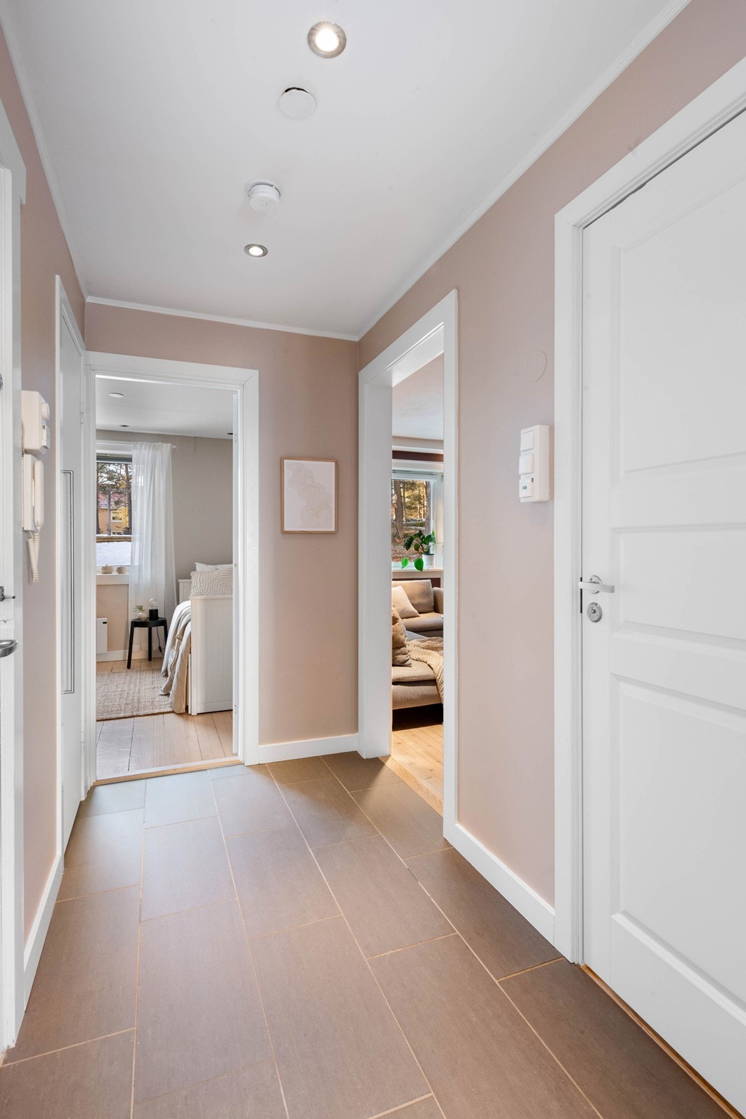Innbydende entré med varme i gulv og downlights i himling Galleribilde
