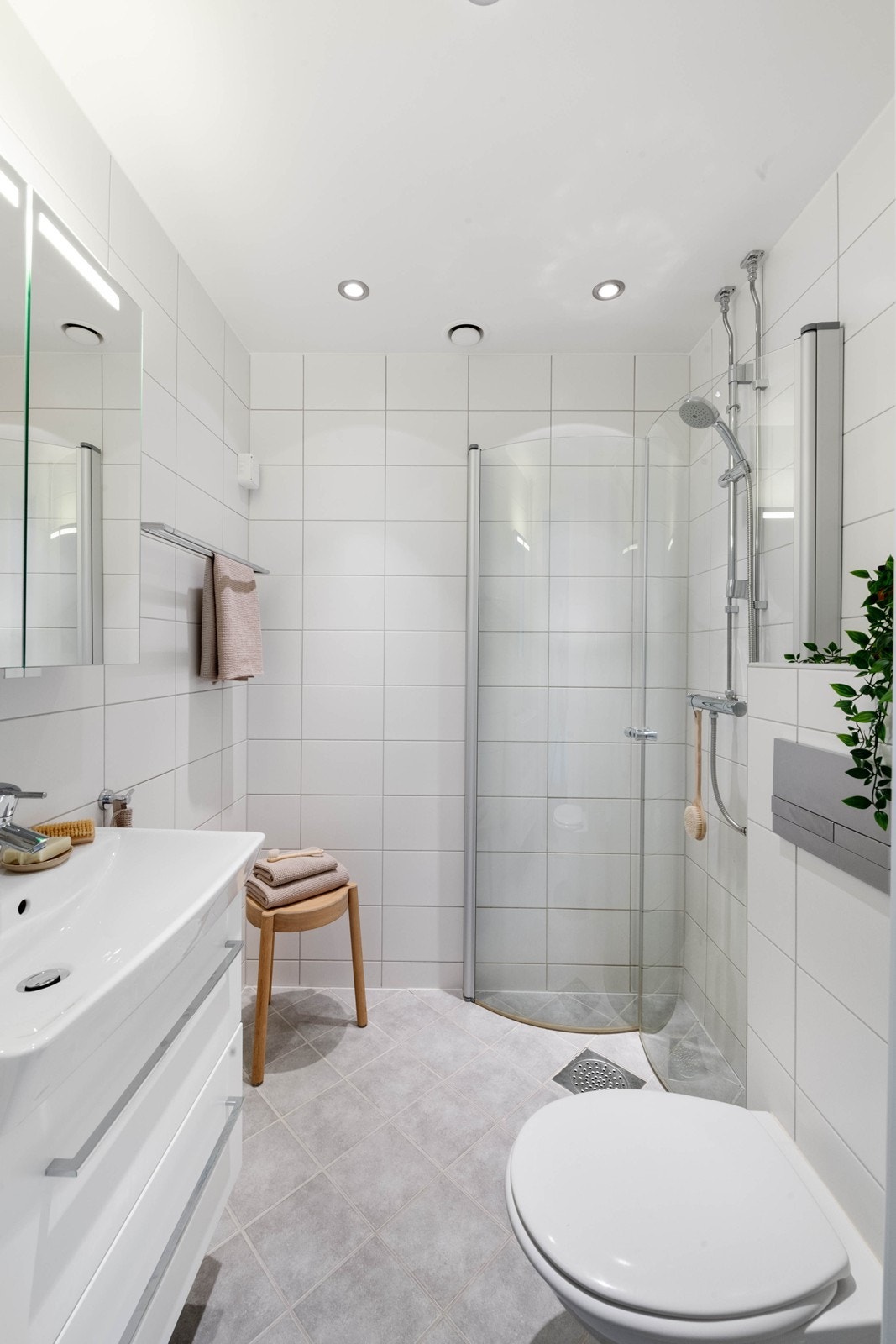 Lyst og pent bad med opplegg for vaskemaskin Galleribilde