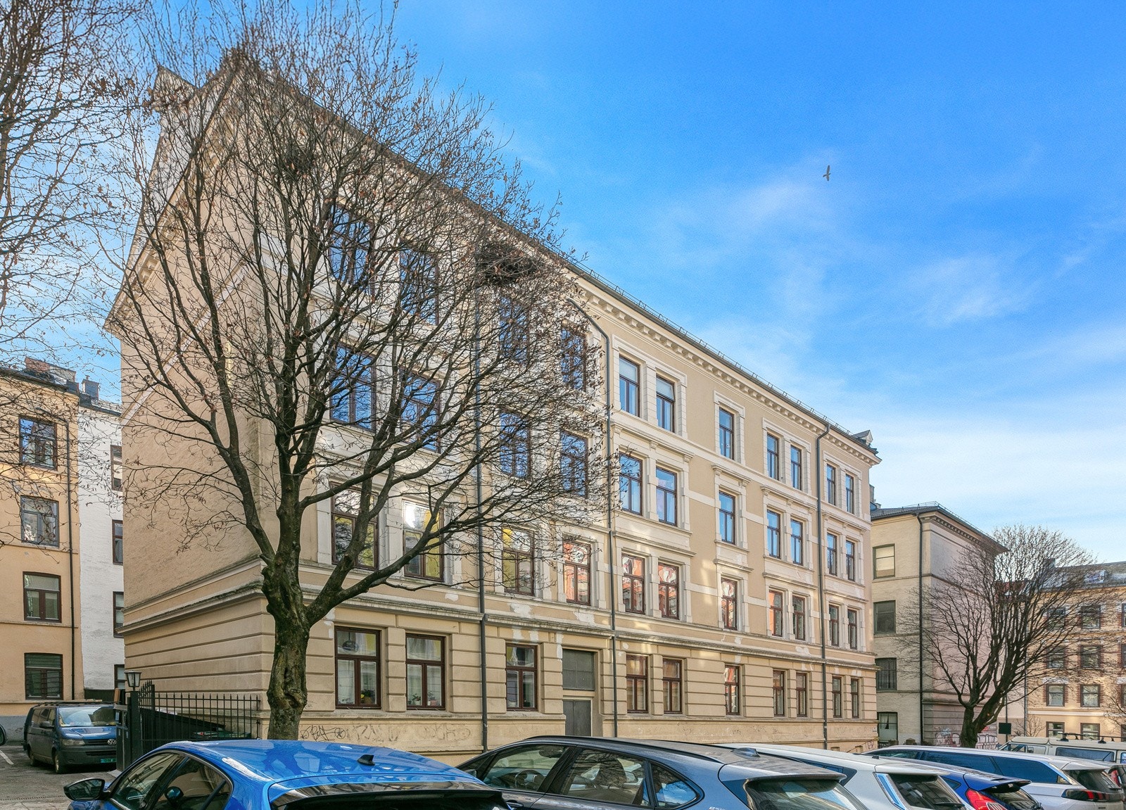 Leiligheten ligger i meget sentrale omgivelser på Grünerløkka. Kort vei til Akerselva, samt et yrende byliv, kafeér, restauranter og parker like utenfor døren. Galleribilde