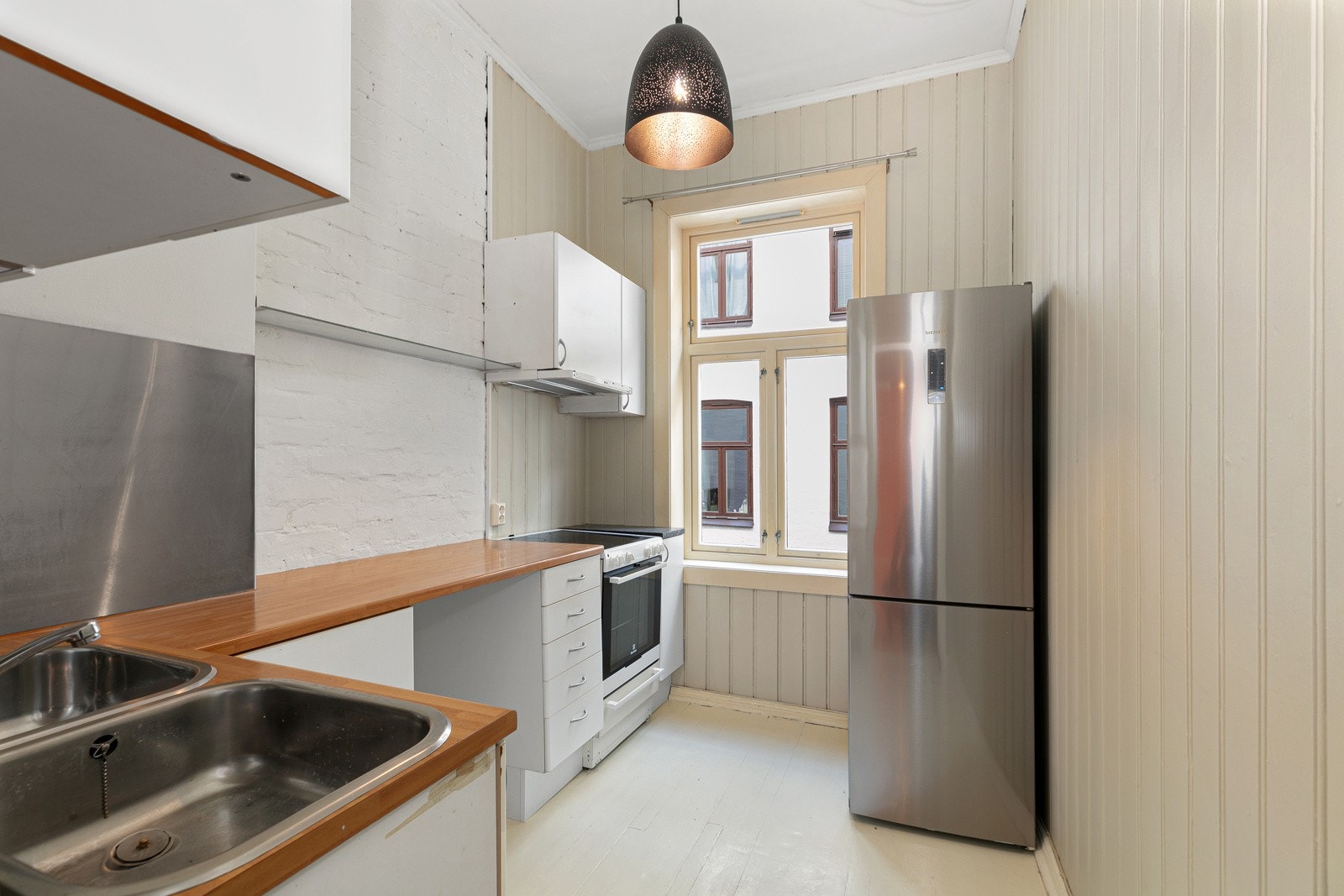 Separat kjøkken med mye naturlig lys. Galleribilde