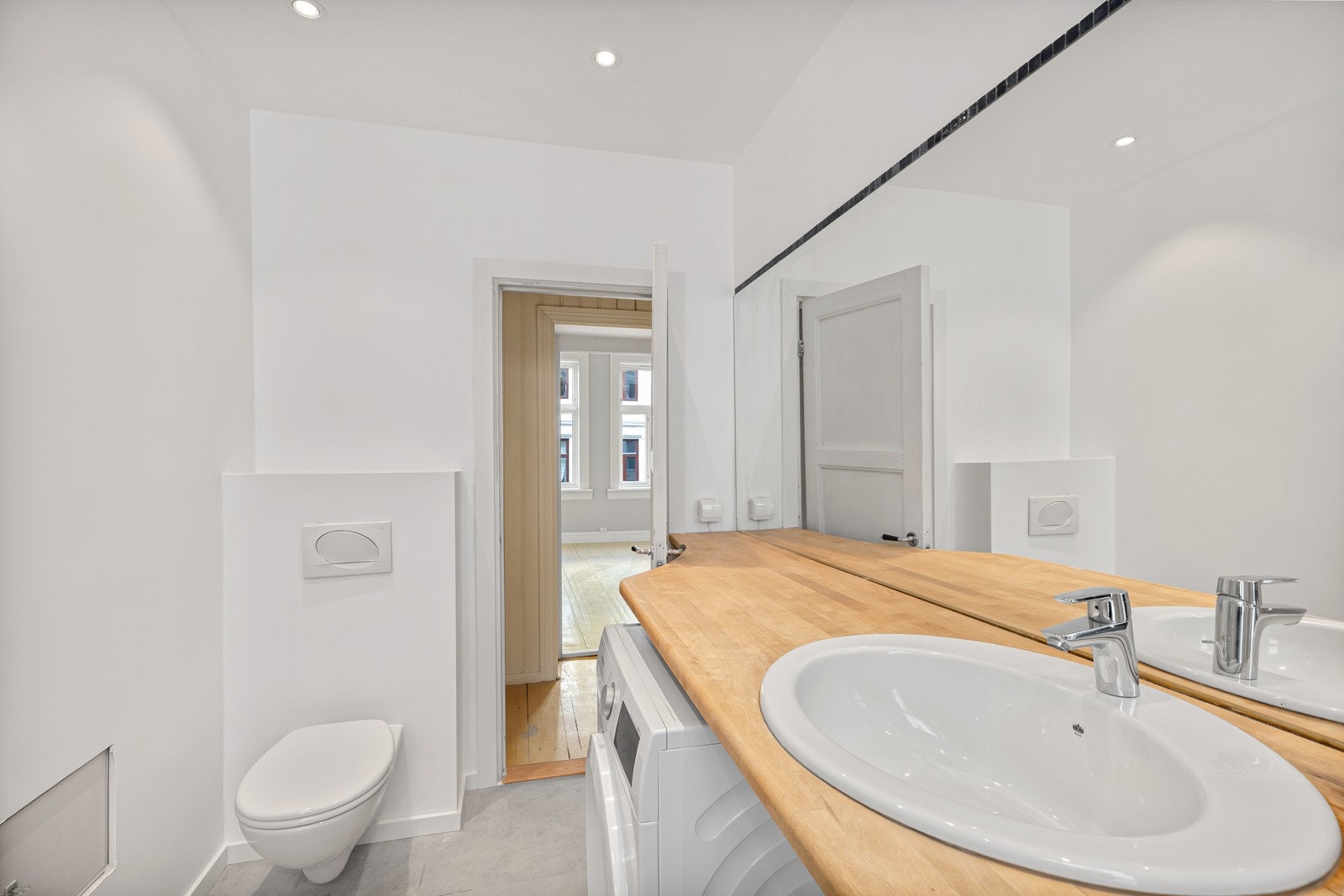 Lyst baderom med flislagt overflater. Galleribilde