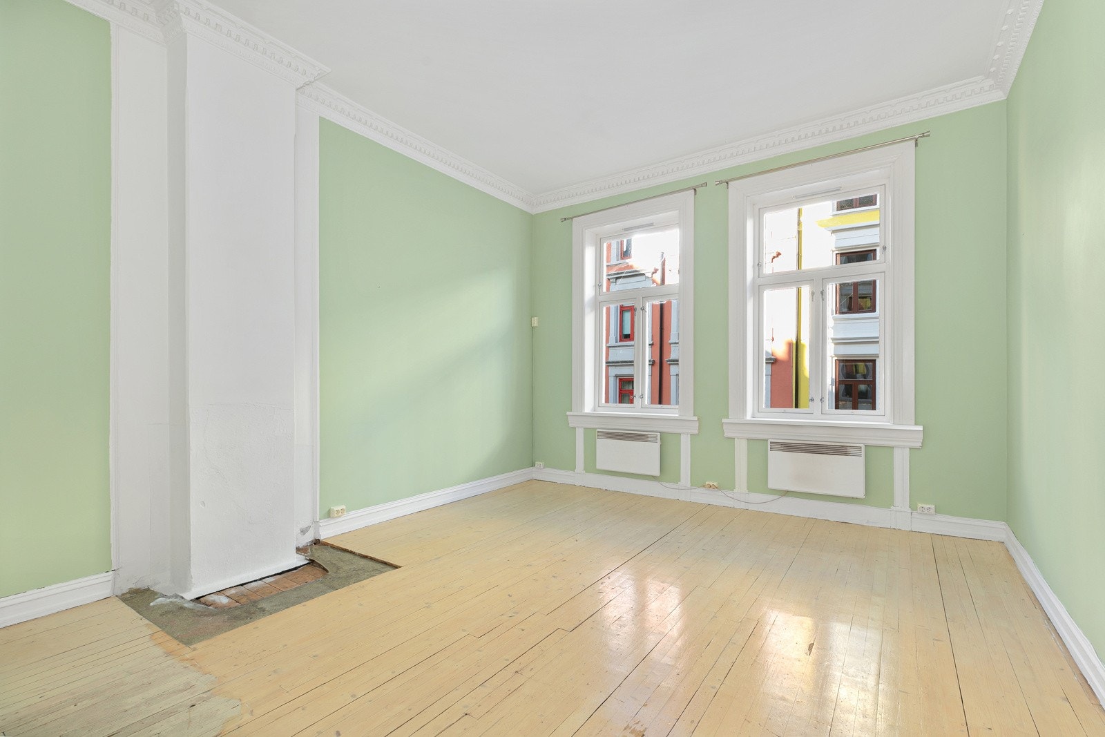 Leiligheten byr på generøs takhøyde og rikelig med naturlig lys fra store klassiske vinduer. Galleribilde