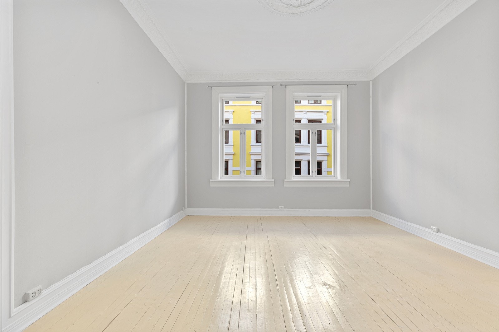 Stort, lyst soverom med god plass til ønsket innredning. Galleribilde