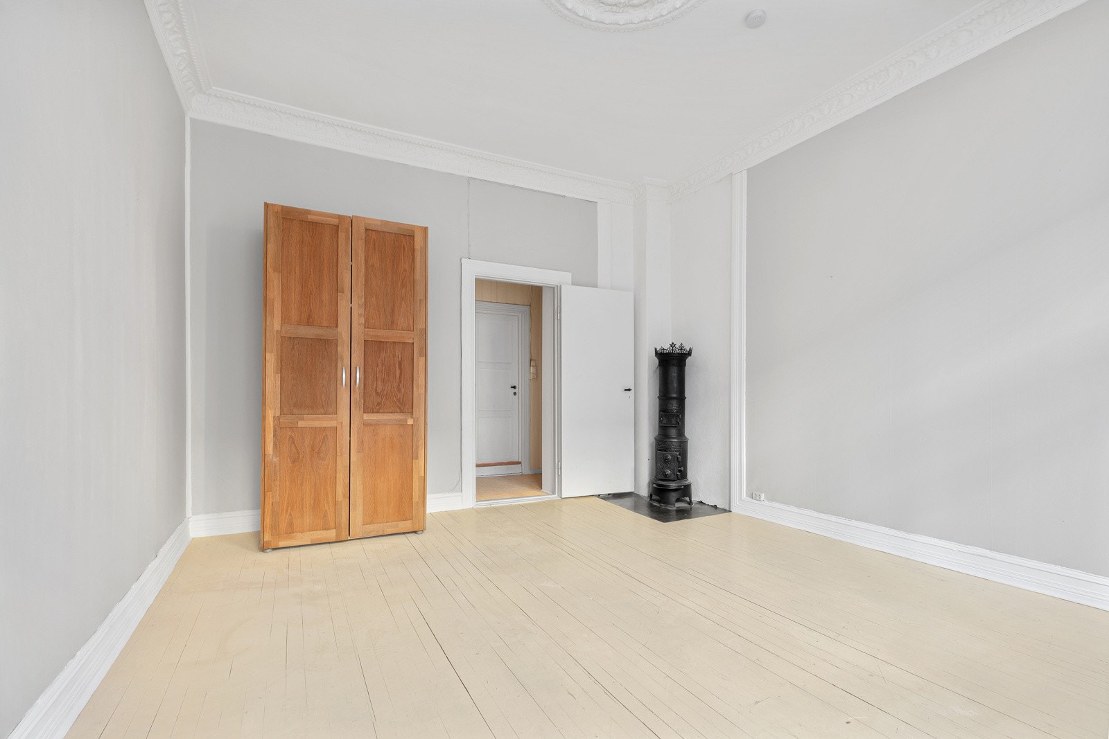 Klassisk vedovn på soverommet. Galleribilde