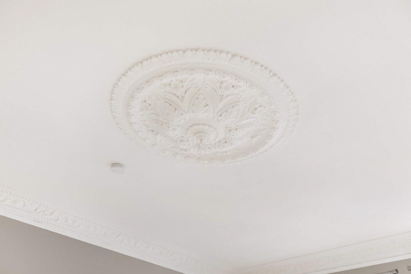 Vakre detaljer med rosett og stukkatur. Galleribilde