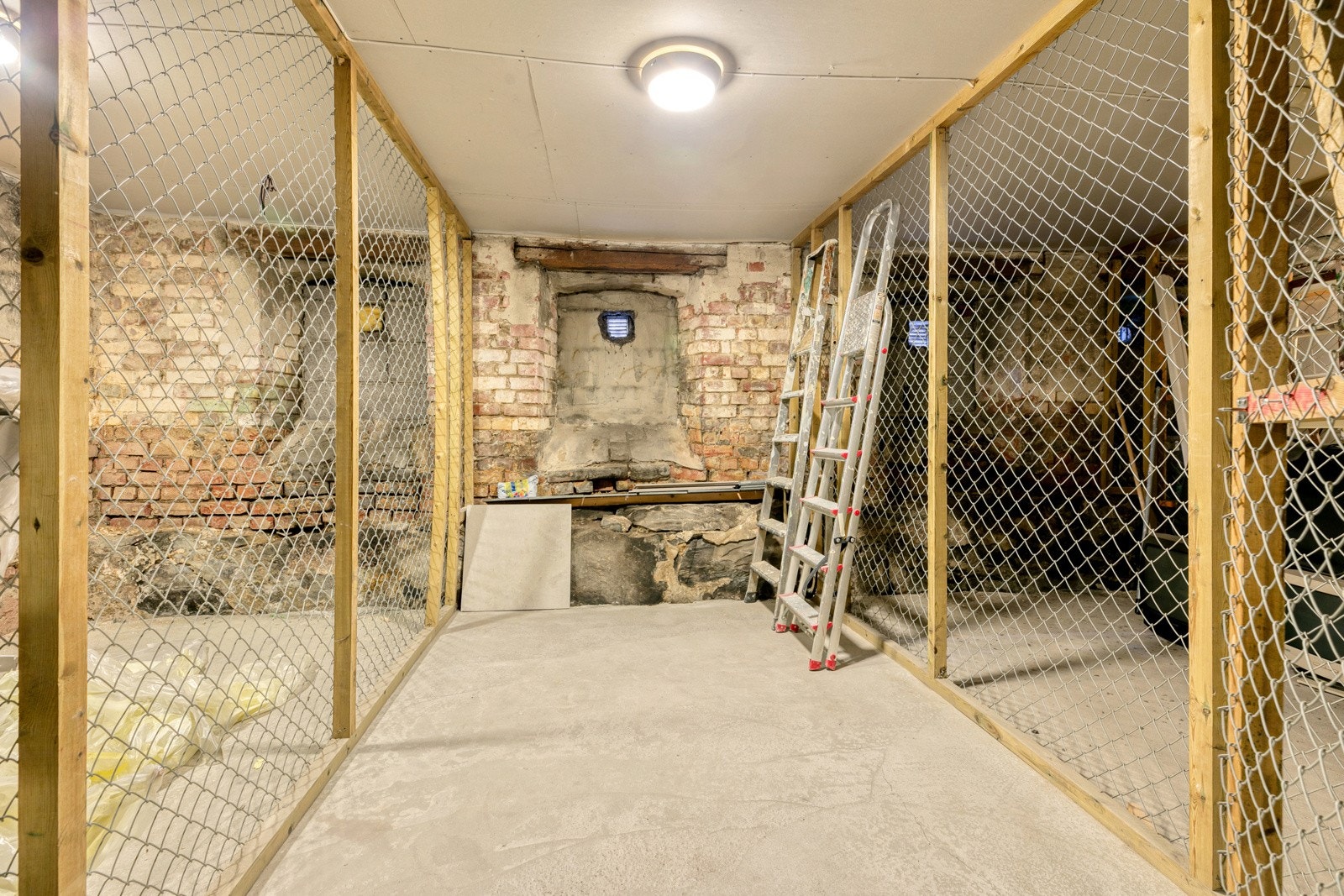 Ytterligere oppbevaring i stor kjellerbod. Galleribilde