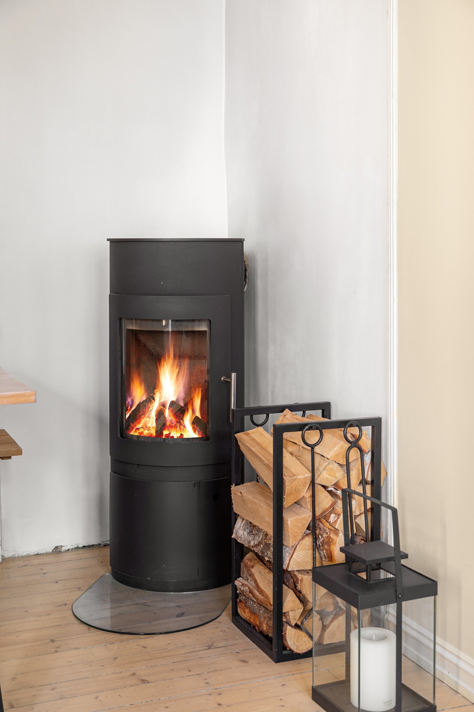 I hjørnet av stuen er det plassert en pen vedovn som varmer på kalde høst- og vinterdager Galleribilde