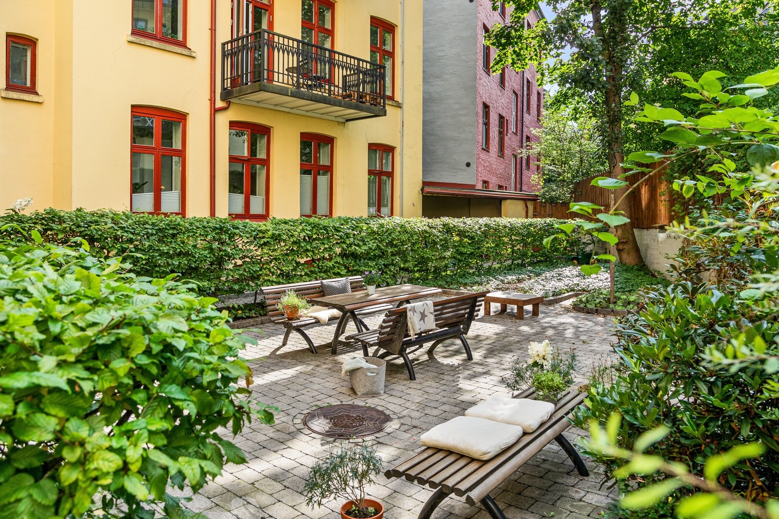 Bakgården fremstår som svært frodig på sommerhalvåret og er et fint sted å oppholde seg for store og små Galleribilde