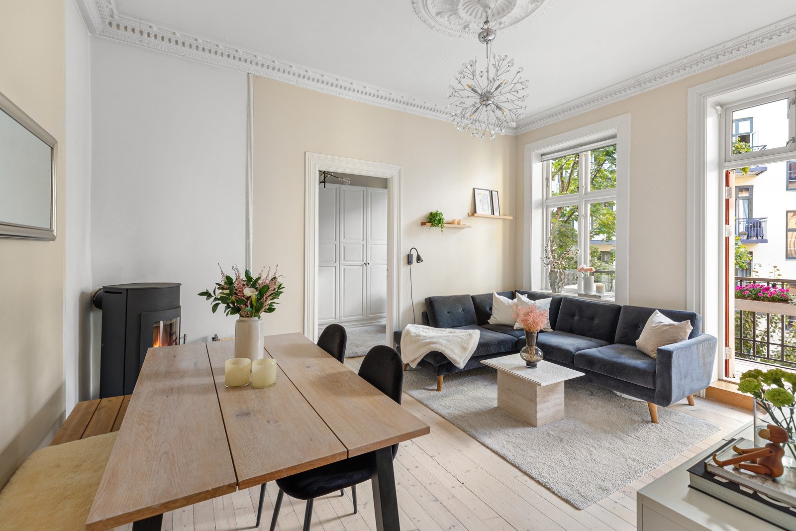 Dette er en pen og klassisk 2-roms selveierleilighet i byggets 3. etasje som ligger svært rolig til i indre gårdsrom Galleribilde