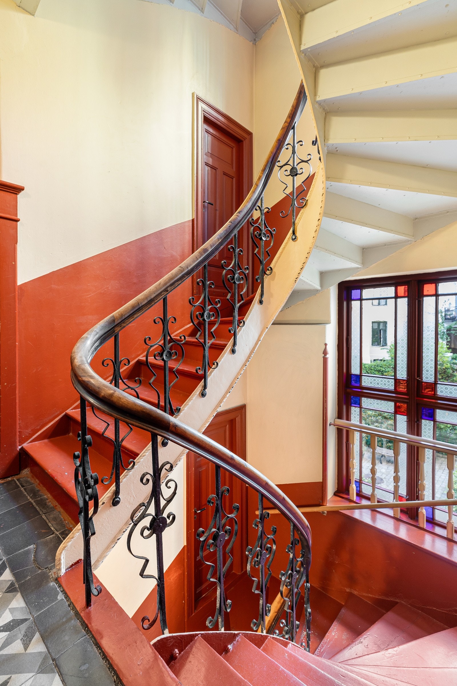 Klassisk trappeoppgang. Leiligheten disponerer en loftsbod med gulvareal på ca. 4,4 m², samt en kjellerbod med gulvareal på ca. 5,8 m². Videre deler selger trappebod med naboen Galleribilde