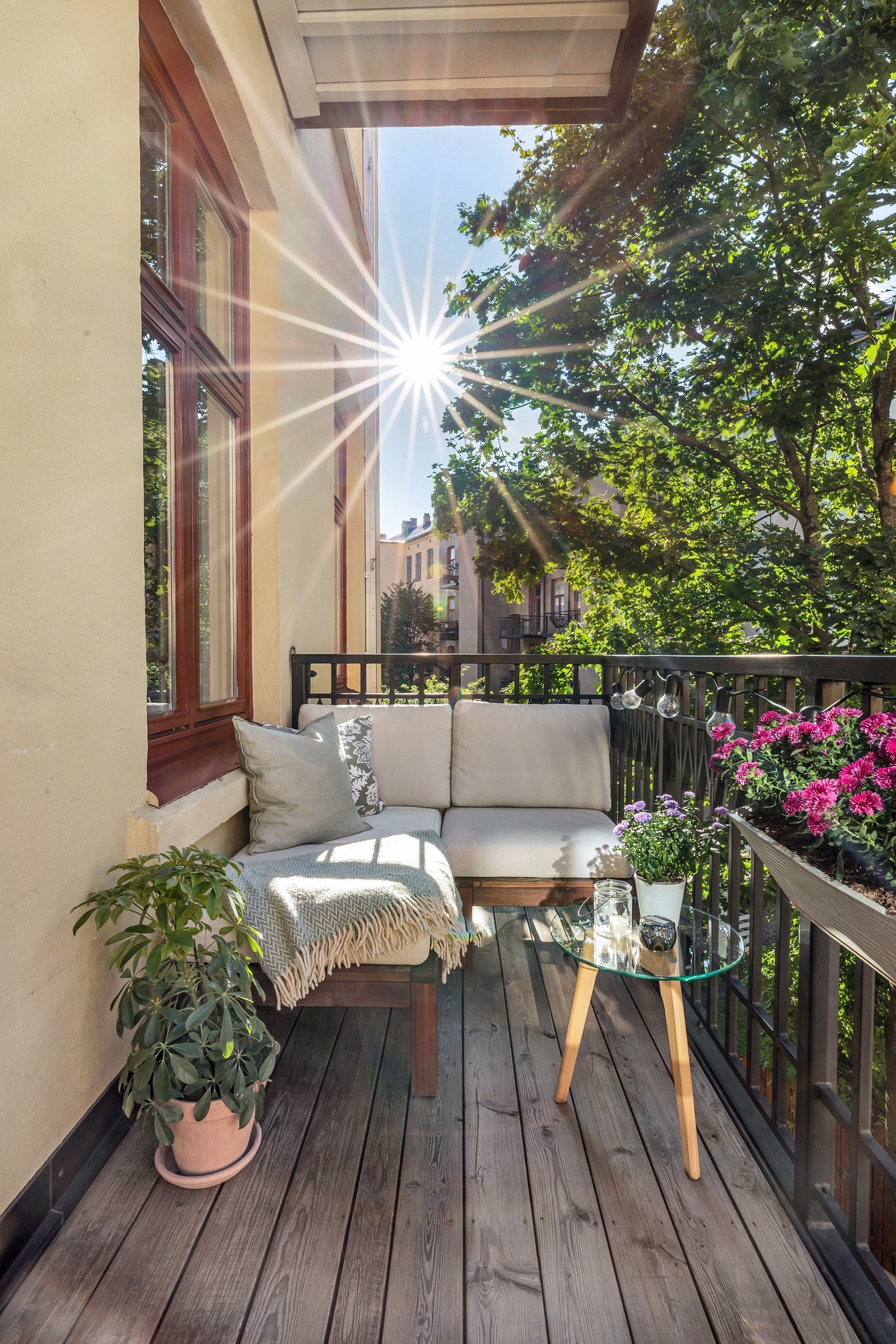 Hyggelig balkong med noe kveldssol på sommerhalvåret Galleribilde