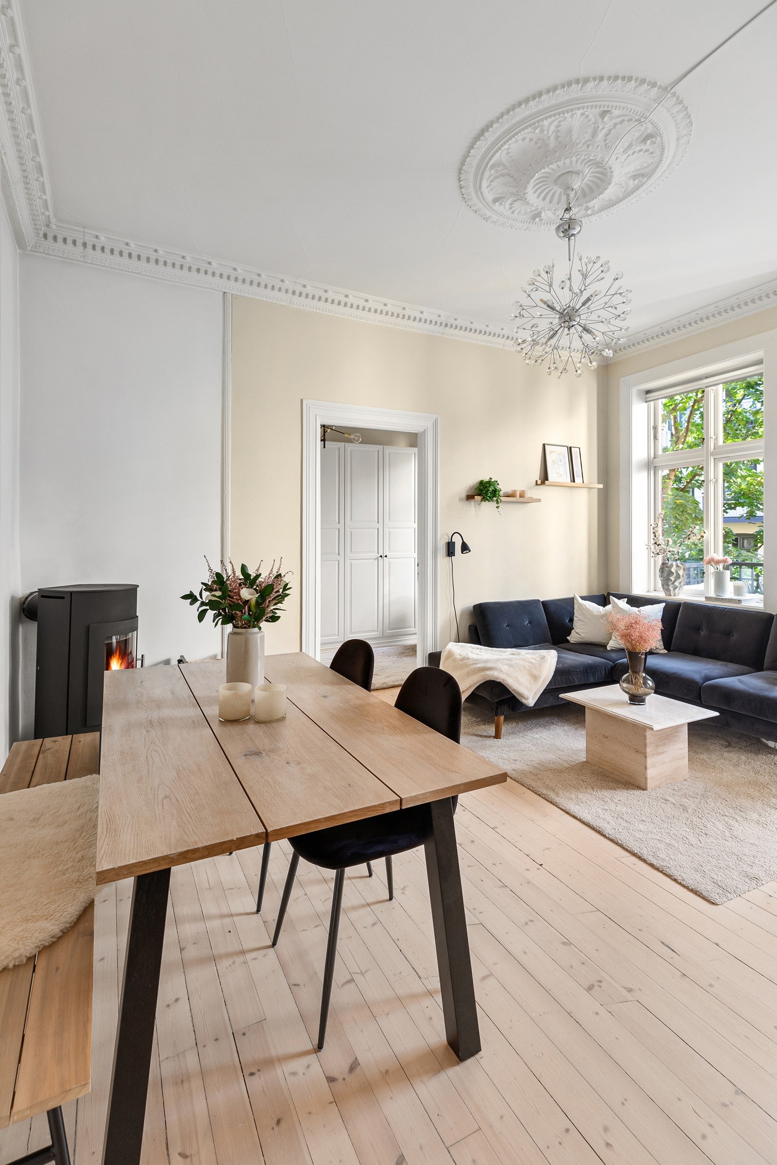 Stuen kan by på flere store vindusflater som har fantastisk utsyn mot frodig bakgård og klassiske nabobygg Galleribilde