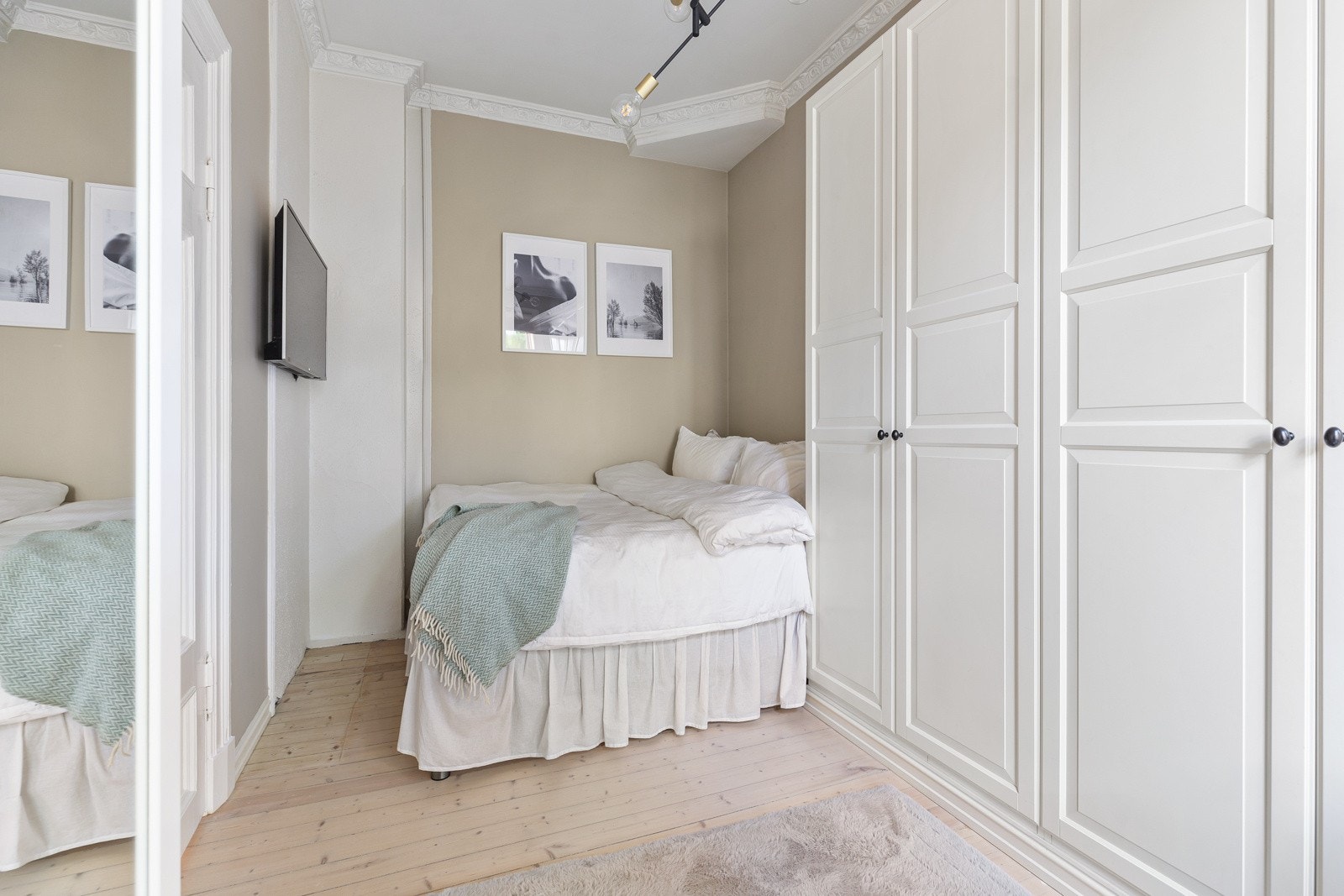 Stort soverom med god plass til dobbeltseng og oppbevaring av klær i to lekre garderobeskap Galleribilde