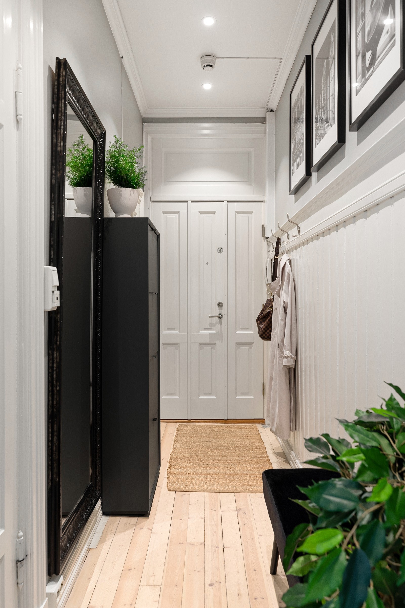 Entréens størrelse gir god plass til oppbevaring av sko i skoskap og oppheng for ytterjakker m.v. Galleribilde