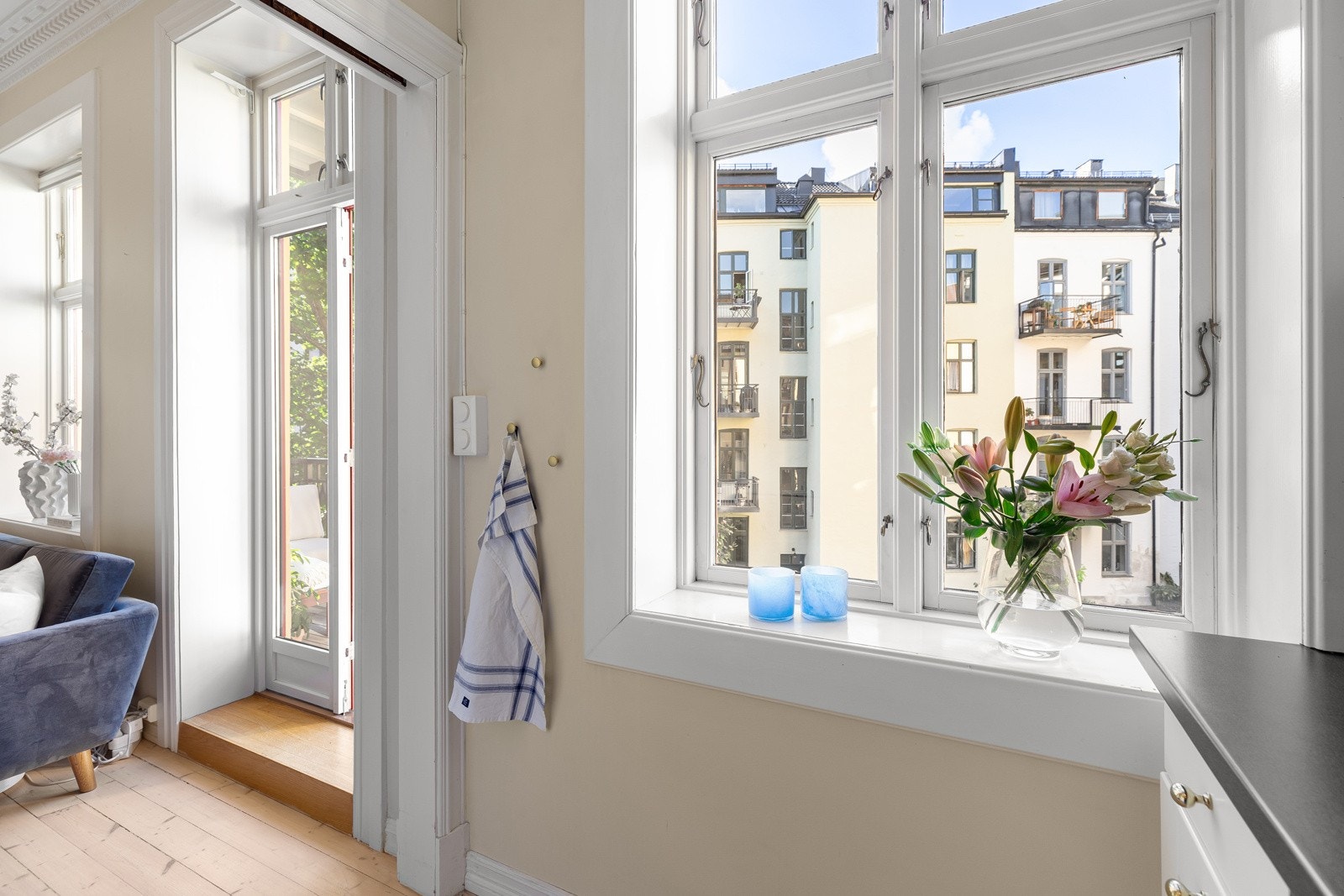 Kjøkkenet har et stort vindu mot bakgård som gir rikelig med naturlig lys. Mellom stue og kjøkken er det en praktisk skyvedør om man ønsker å lukke inn til kjøkken Galleribilde