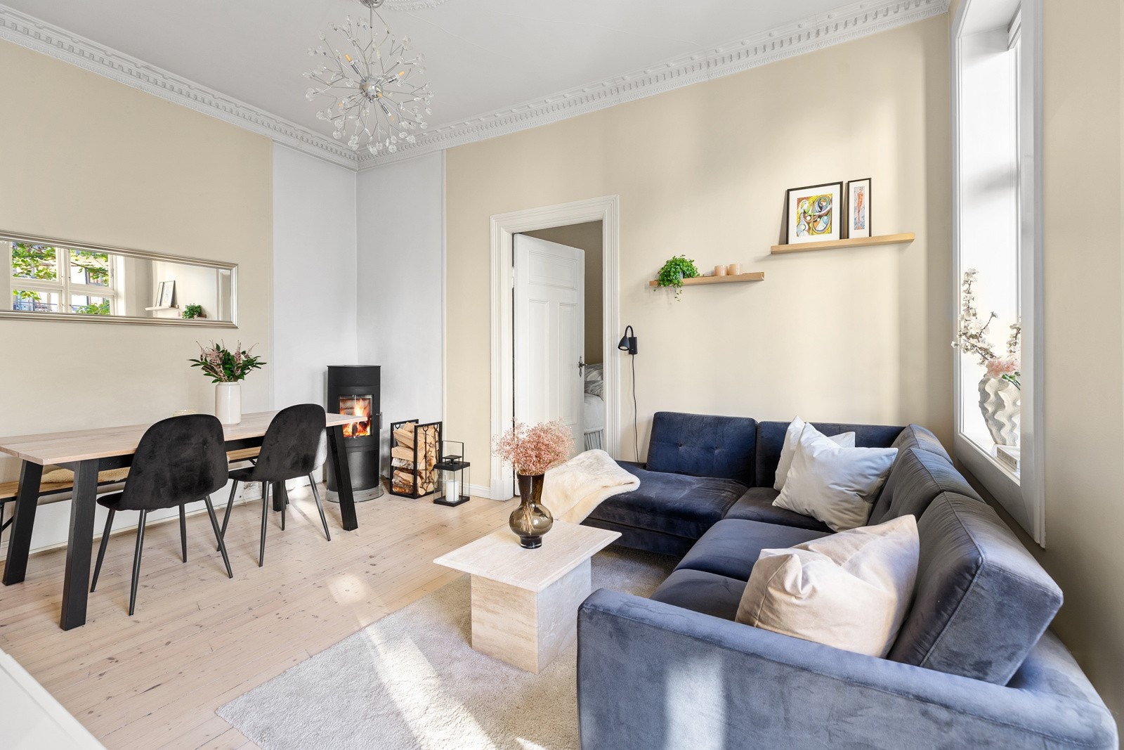 Leiligheten har god plass til stor sofagruppe, spisebord og tilhørende møblement i stuen Galleribilde